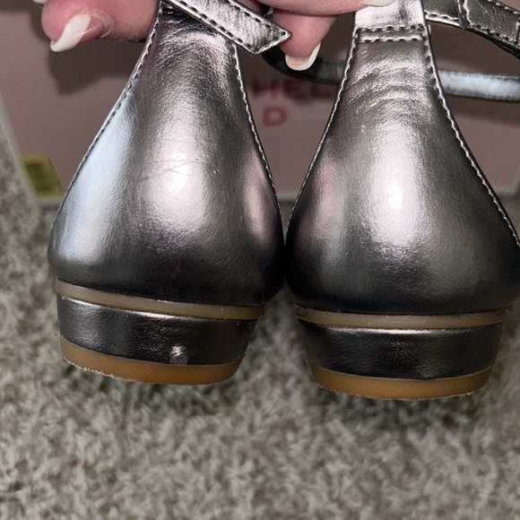 MICHELLE D. Silver Strappy SANDALS💝Pretty & Dressy Size 9 Comes w/Original Box - Picture 9 of 15
